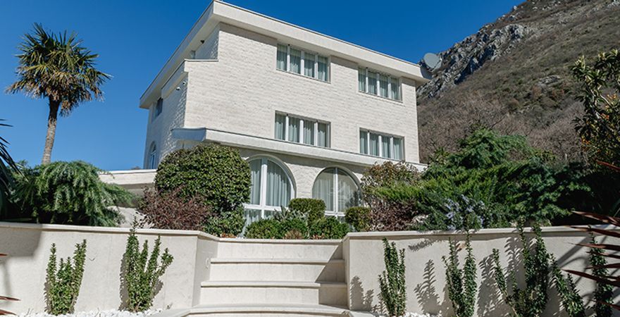Luksuzna vila sa bazenom i panoramskim pogledom na more – Blizikuće, Budva - Amfora Real Estate