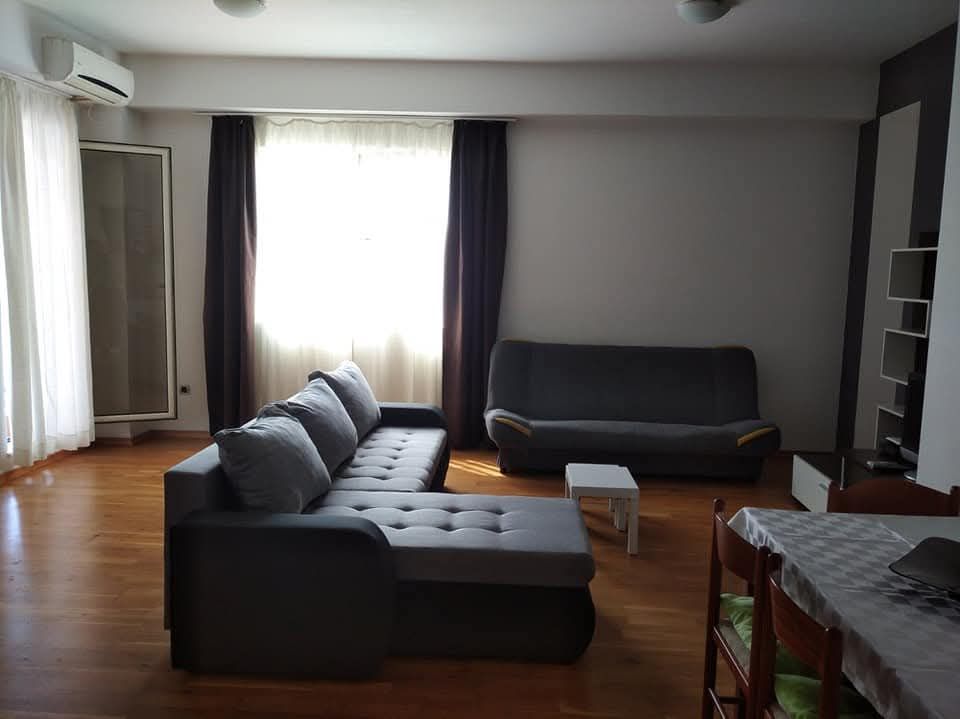Jednosoban stan 55m² sa pogledom na more i garažnim mestom – Budva (dugoročno izdavanje,dostupan od 26.05.2026) - Amfora Real Estate