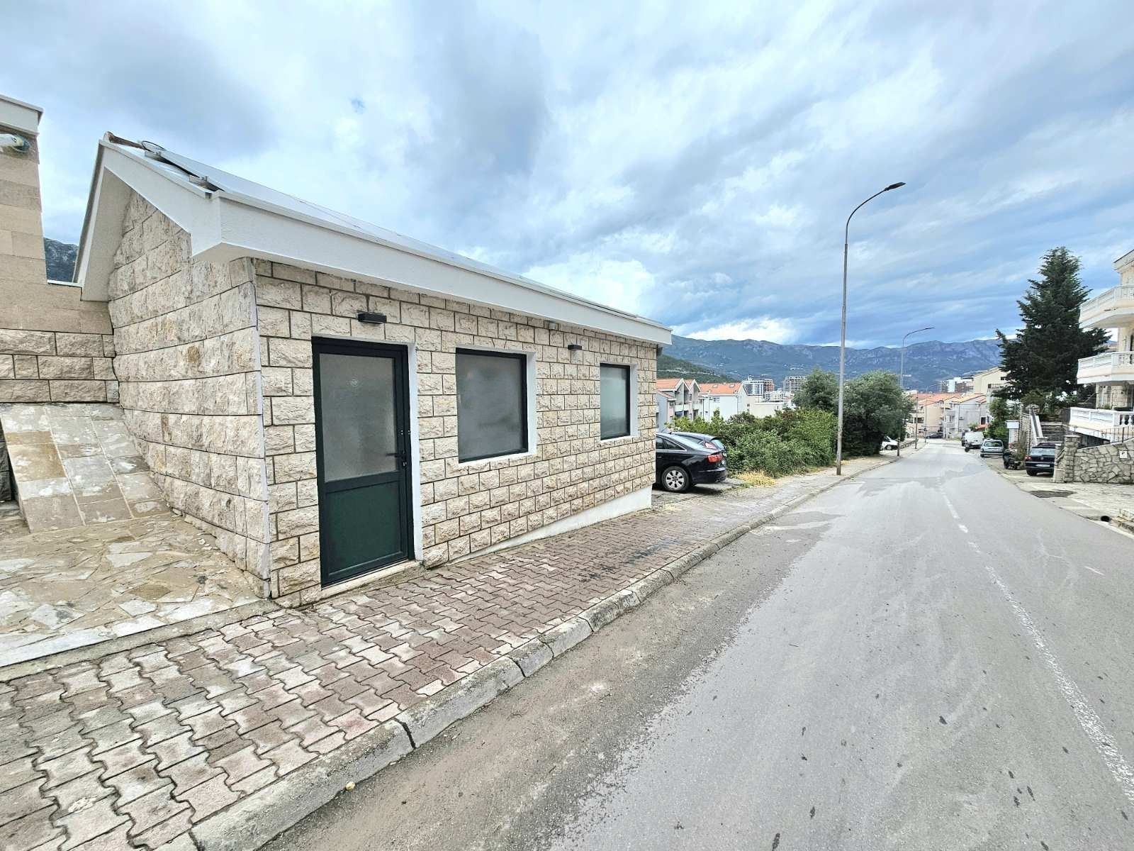 Poslovni prostor 28m² na odličnoj lokaciji – Topliški put, Budva (IZDAVANJE NA DUZI PERIOD) - Amfora Real Estate