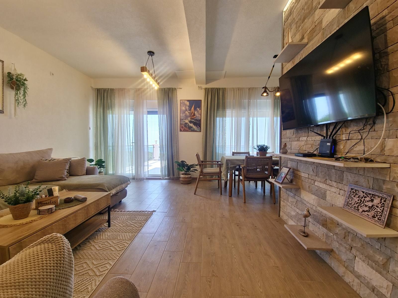 Izdaje se kuća sa bazenom, dva odvojena stana i panoramskim pogledom – Krimovica, Kotor (dugoročni najam) - Amfora Real Estate