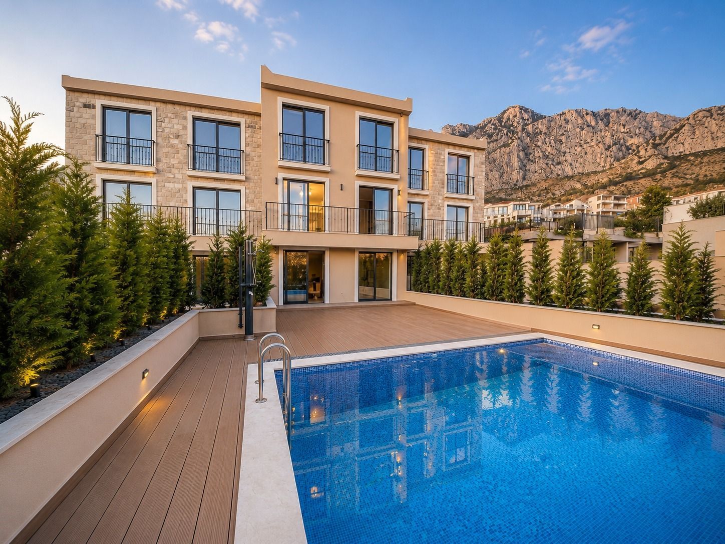 Townhouse luksuzna vila u ekskluzivnom kompleksu od 9 jedinica sa bazenom, garažom i panoramskim pogledom na more – Blizikuće, Budvanska rivijera (bez poreza, odloženo plaćanje) - Amfora Real Estate