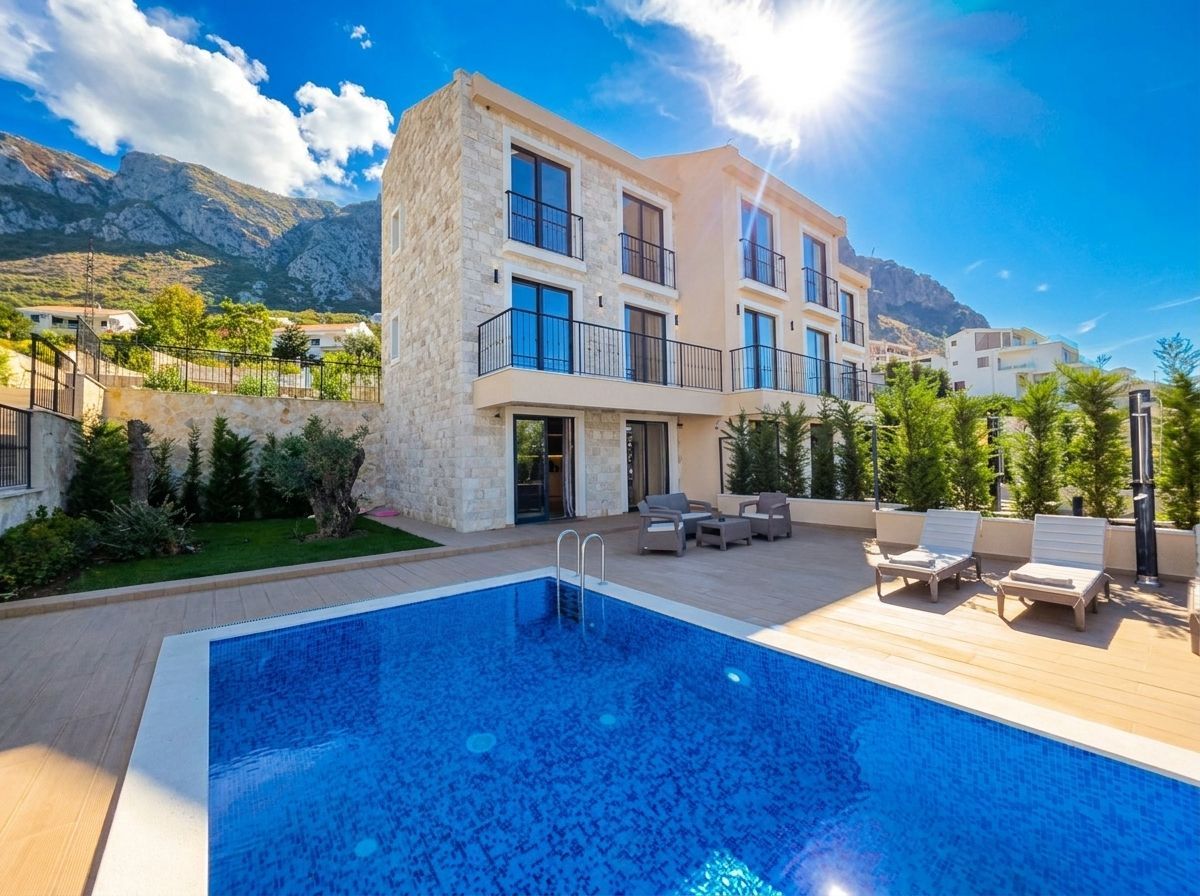 Townhouse luksuzna vila u ekskluzivnom kompleksu od 9 jedinica sa bazenom, garažom i panoramskim pogledom na more – Blizikuće, Budvanska rivijera (bez plaćanja poreza, mogućnost plaćanja kriptovalutam - Amfora Real Estate