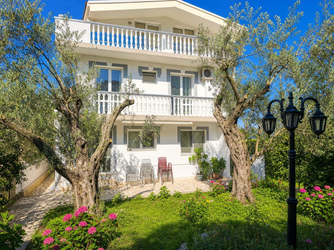 Apartmanska kuća 368m2 sa mogućnošću nadogradnje 300m² – Bečići, odlična investicija - Amfora Real Estate