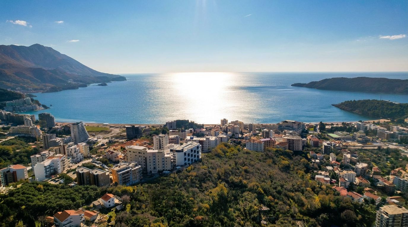 Zajednička gradnja: Ekskluzivno investiciono zemljište 990 m² sa pogledom na more – Bečići, Ivanovići (P+5, maksimalna bruto građevinska površina 3.440 m²) - Amfora Real Estate
