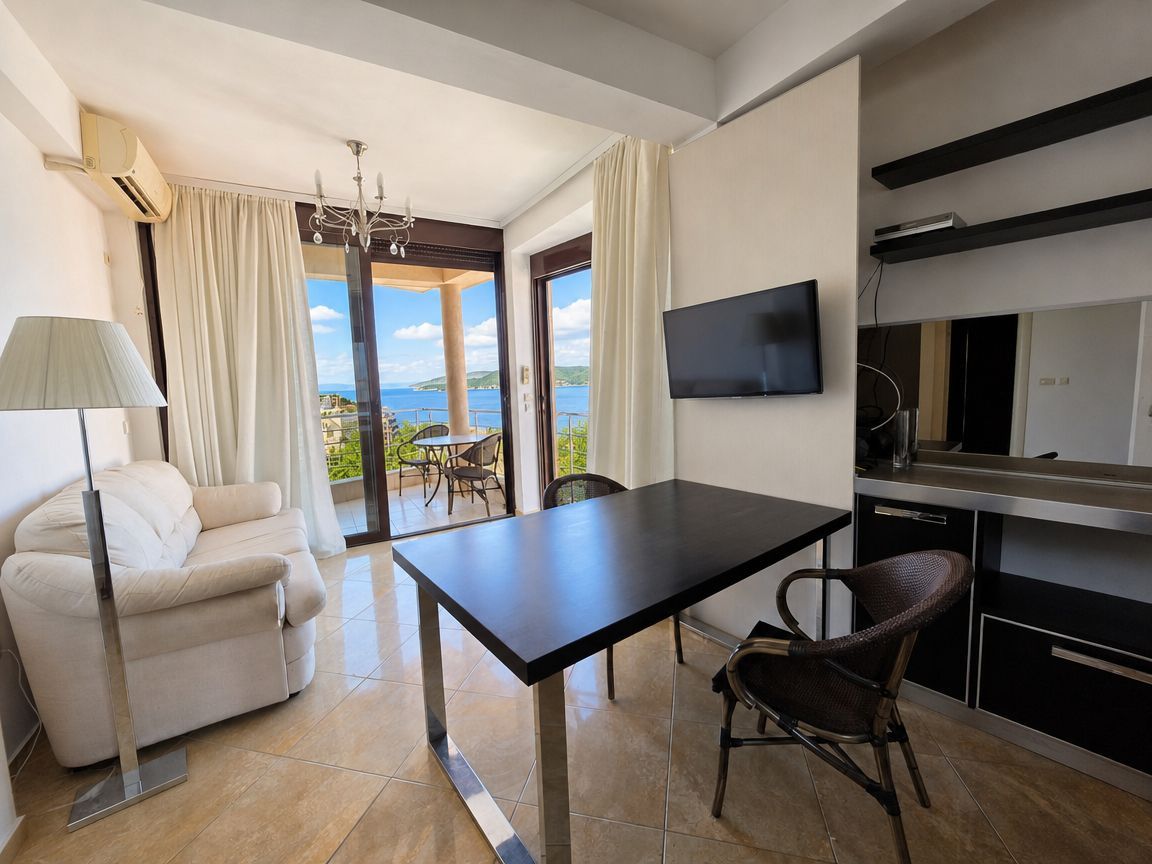 Jednosoban stan sa direktnim pogledom na more 45m² – prva linija, Rafailovići - Amfora Real Estate