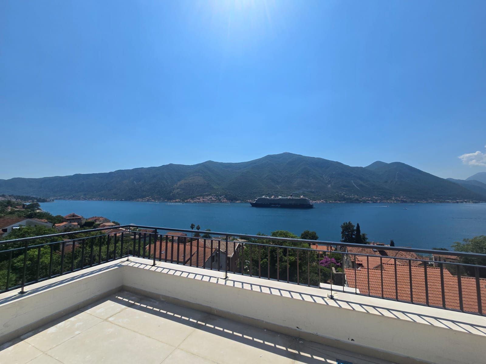 Ekskluzivan jednosoban stan 58 m² sa garaznim mestom + GRATIS velika terasa u novom kompleksu sa krovnim bazenom – Dobrota, Kotor - Amfora Real Estate