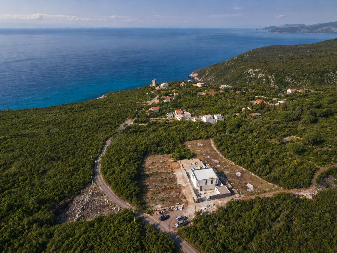 URBANIZOVANO ZEMLJIŠTE 600 m² SA POGLEDOM NA MORE – ZAGORA, KOTOR | HITNA PRODAJA | ODLIČNA INVESTICIJA - Amfora Real Estate