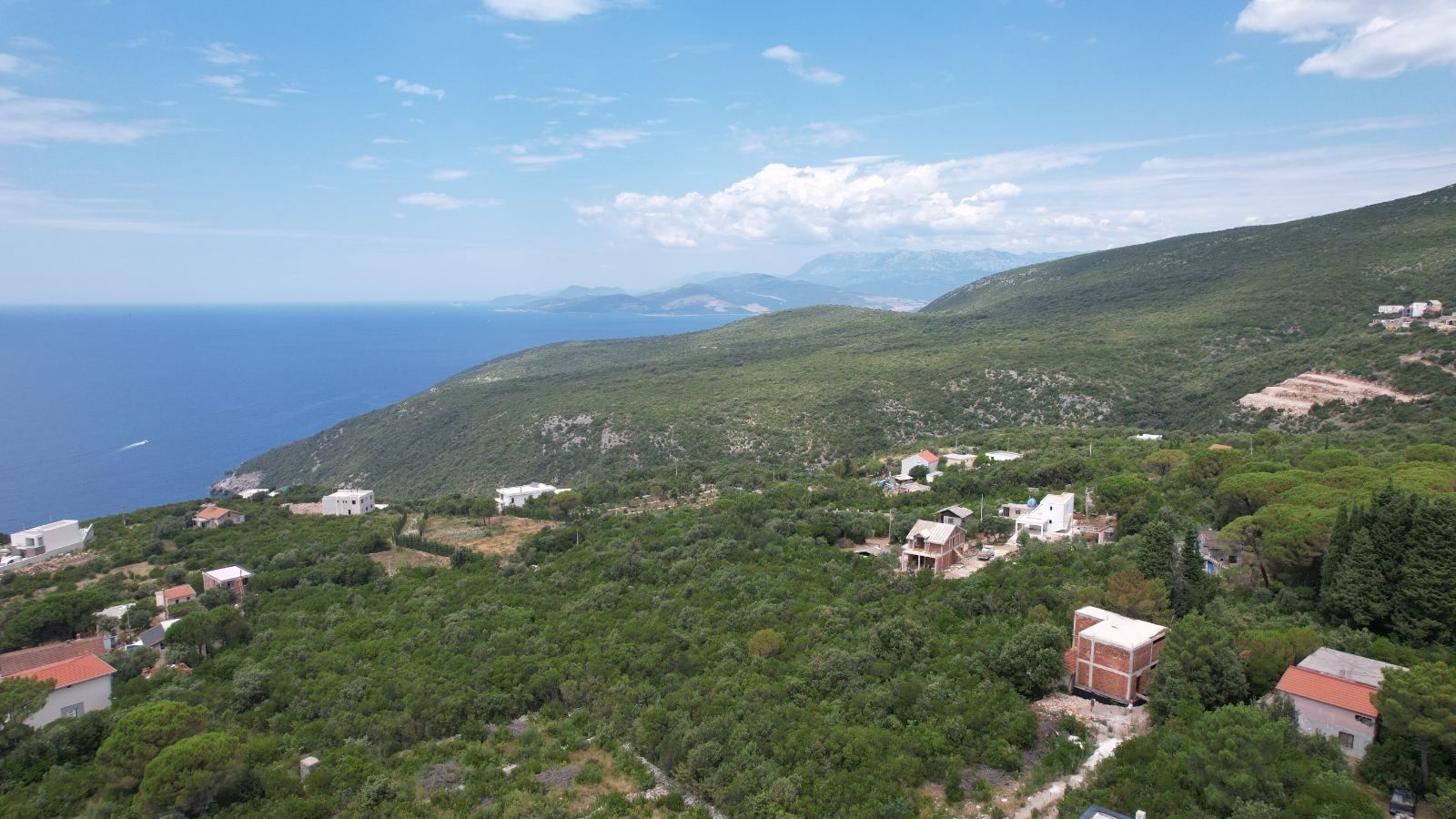 URBANIZOVANO ZEMLJIŠTE 600 m² SA POGLEDOM NA MORE – ZAGORA, KOTOR | HITNA PRODAJA | ODLIČNA INVESTICIJA - Amfora Real Estate