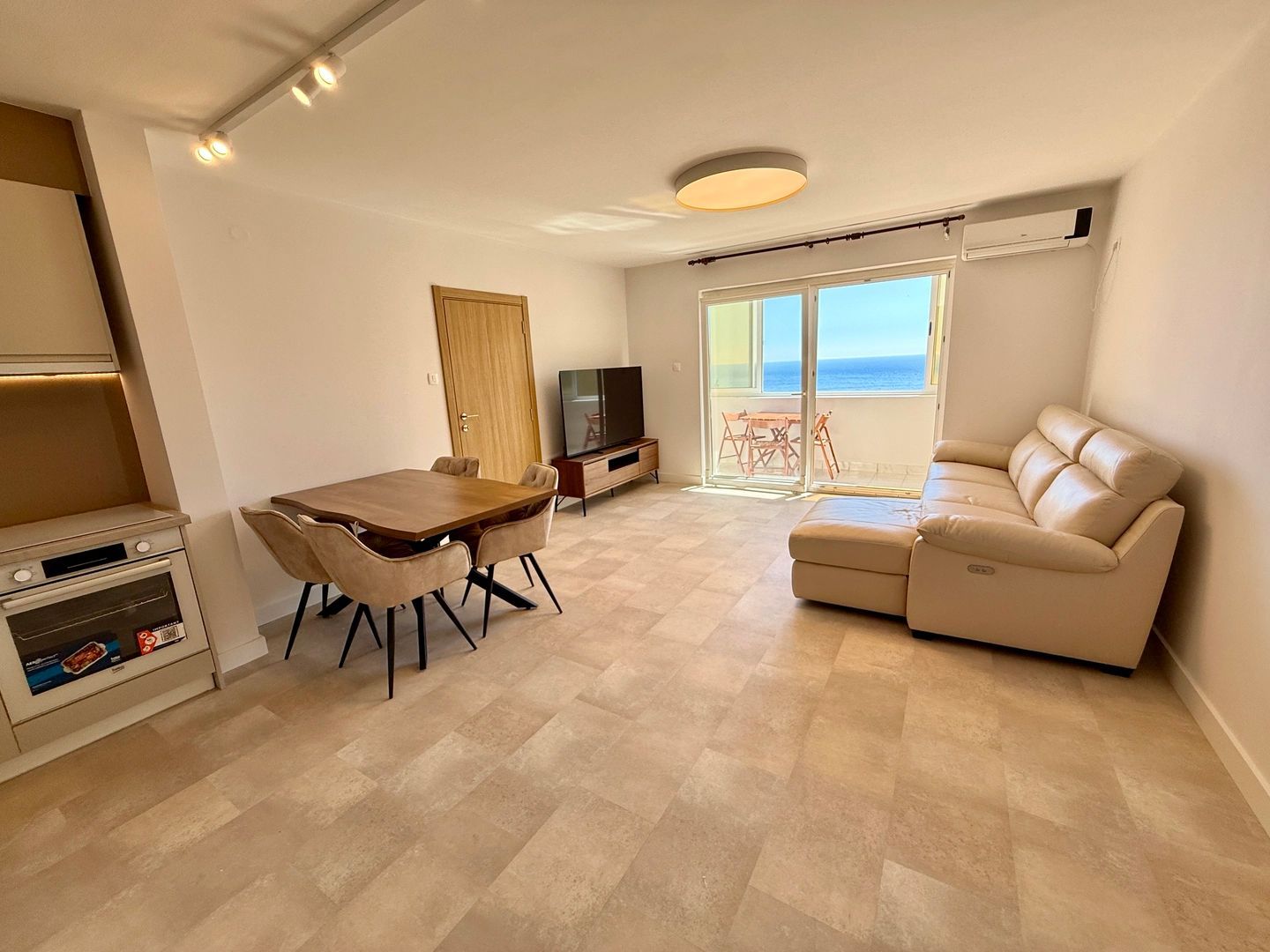 LUKSUZAN JEDNOSOBAN STAN 45 m² SA OTVORENIM POGLEDOM NA MORE – SVETI STEFAN, BUDVA | MOGUĆNOST PLAĆANJA KRIPTOVALUTAMA - Amfora Real Estate