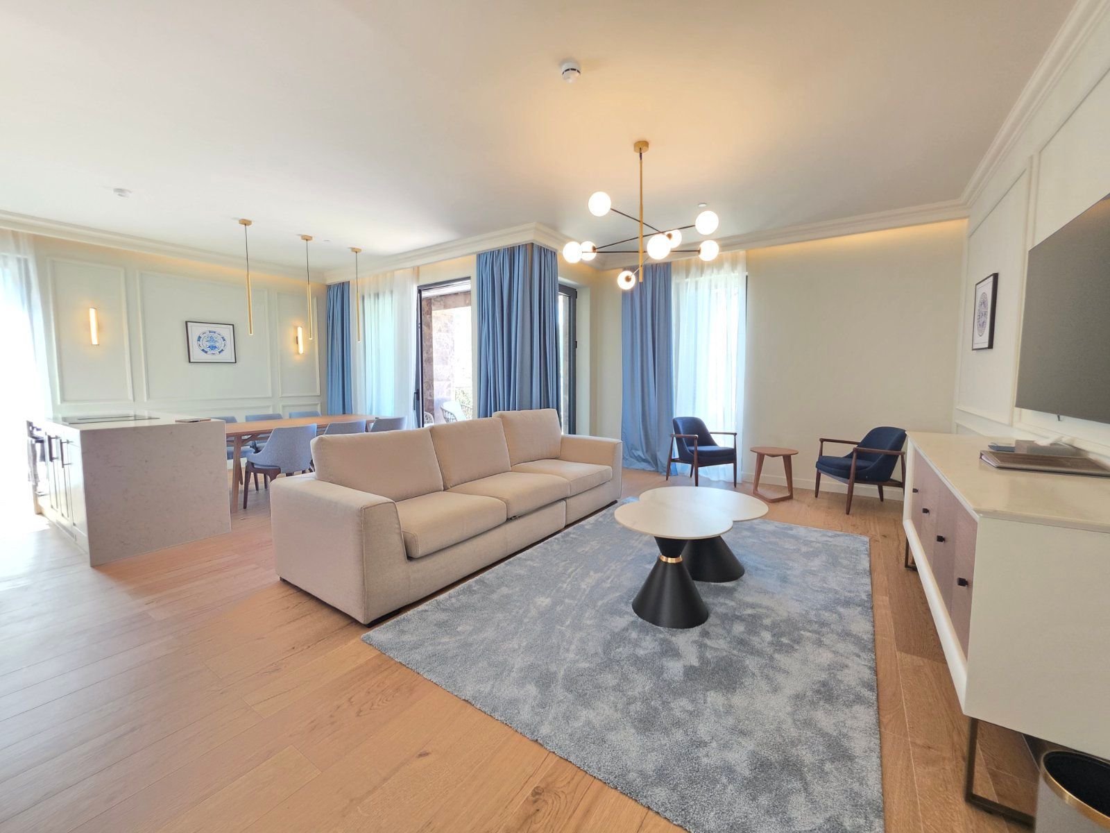 Prodaja luksuznog trosobnog apartmana 127,31 m² sa terasom 39,45 m² i privatnom zelenom površinom 41,12 m² – ekskluzivni kompleks sa bazenom na prvoj liniji mora, Risan, Bokokotorski zaliv - Amfora Real Estate