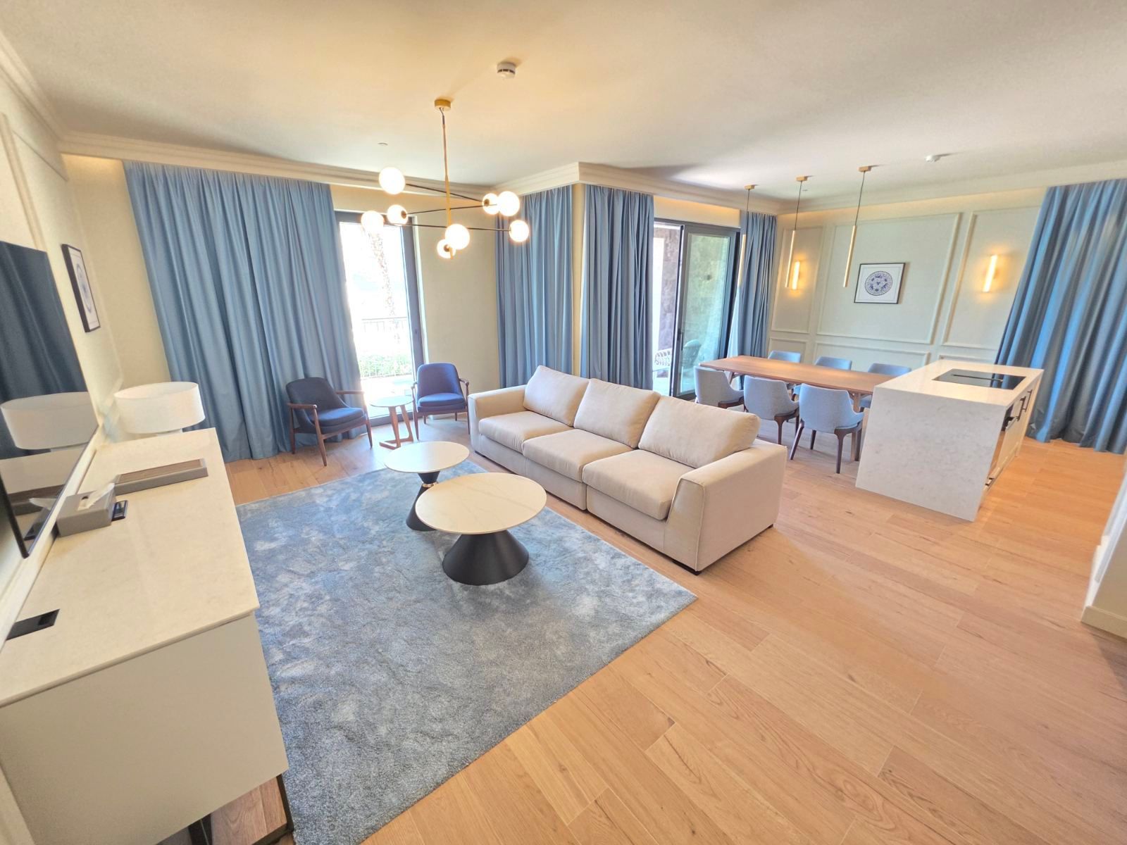 Prodaja luksuznog trosobnog apartmana 127,31 m² sa terasom 38 m² i privatnom zelenom površinom 72 m² – ekskluzivni kompleks sa bazenom na prvoj liniji mora, Risan, Bokokotorski zaliv - Amfora Real Estate