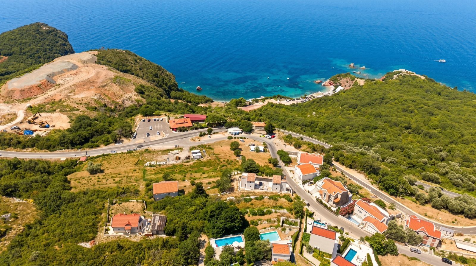 Prodaja urbanizovanog zemljišta 445 m² sa panoramskim pogledom na more i projektom za dve luksuzne vile sa bazenima – Sveti Stefan, Budva - Amfora Real Estate