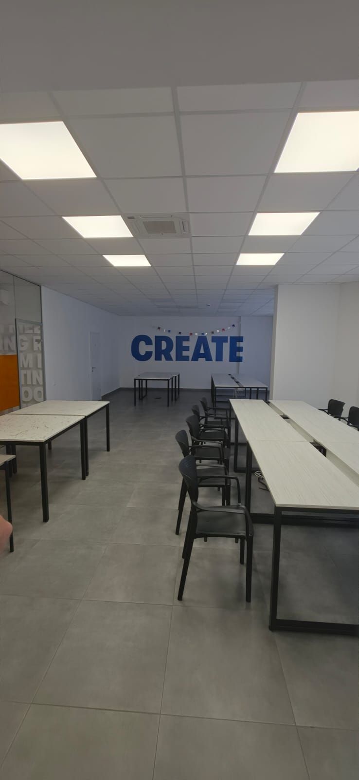 Izdavanje poslovnog prostora 93m² u ekskluzivnom kompleksu na atraktivnoj lokaciji – Bečići - Amfora Real Estate