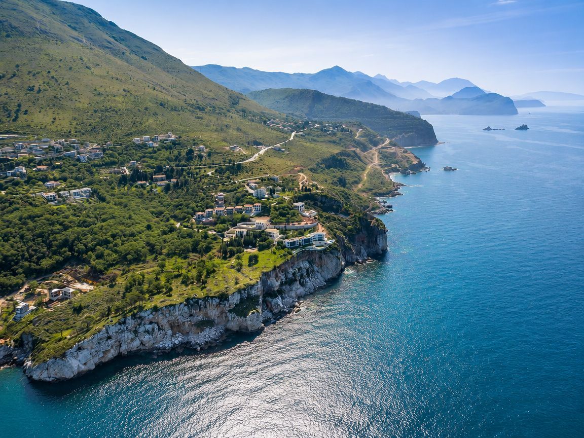 Prodaja ekskluzivnog placa 1.430 m² na prvoj liniji mora sa panoramskim pogledom – Skočidjevojka, Reževići, Budva - Amfora Real Estate