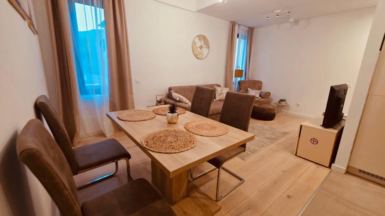 Izdavanje luksuznog jednosobnog stana 50 m² sa terasom 25 m² i garažnim parkingom – Tivat,150m od mora (dostupan od 15.09.2026) - Amfora Real Estate