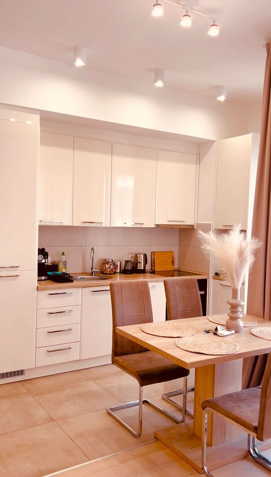 Izdavanje luksuznog jednosobnog stana 45m² sa pogledom na more i garaznim mestom – Tivat,150m od mora (dostupan od 15.09.2026) - Amfora Real Estate