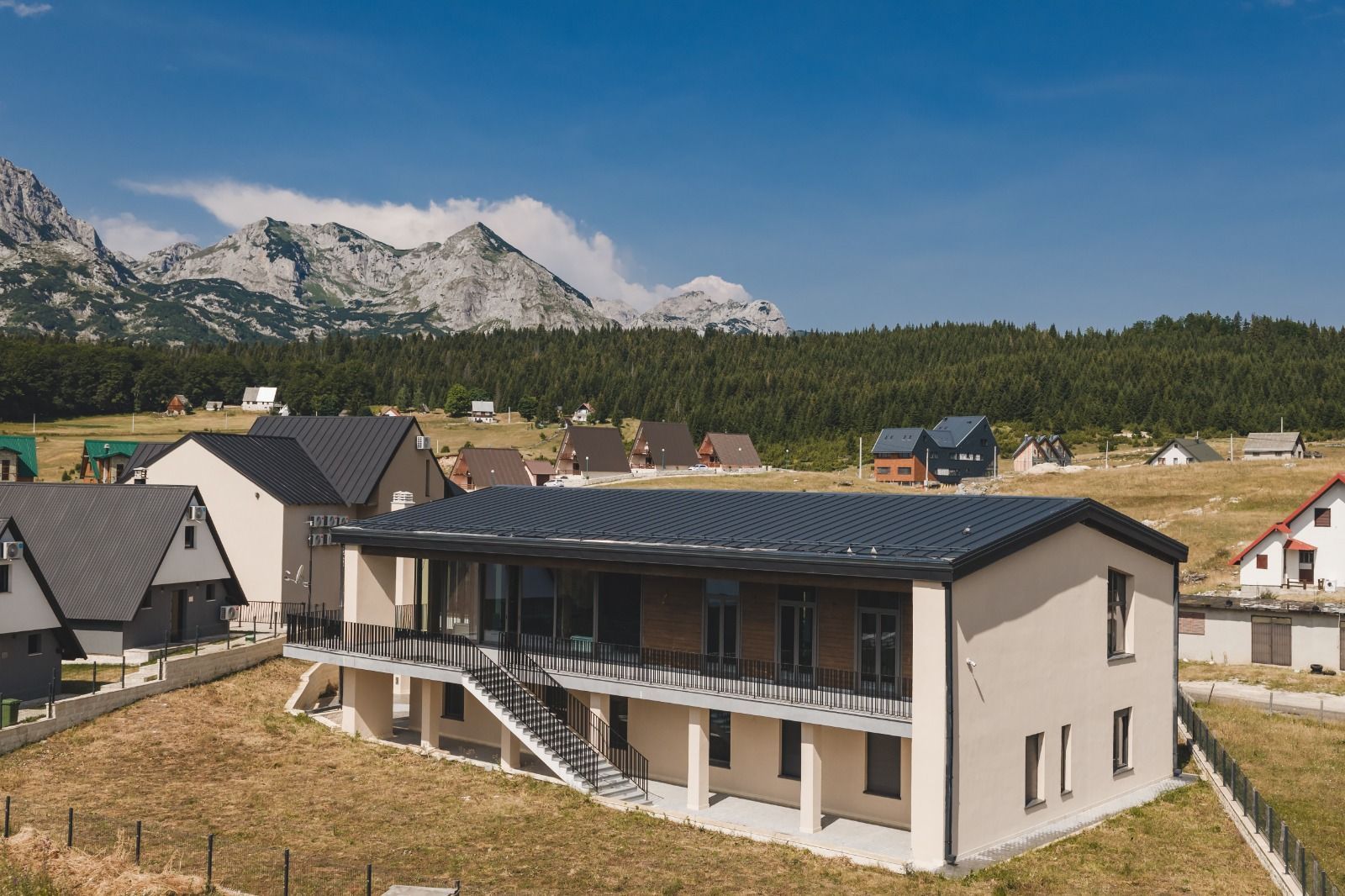 Prodaja vile 1.283 m² na placu od 5.168 m² – Motički Gaj, Žabljak - Amfora Real Estate