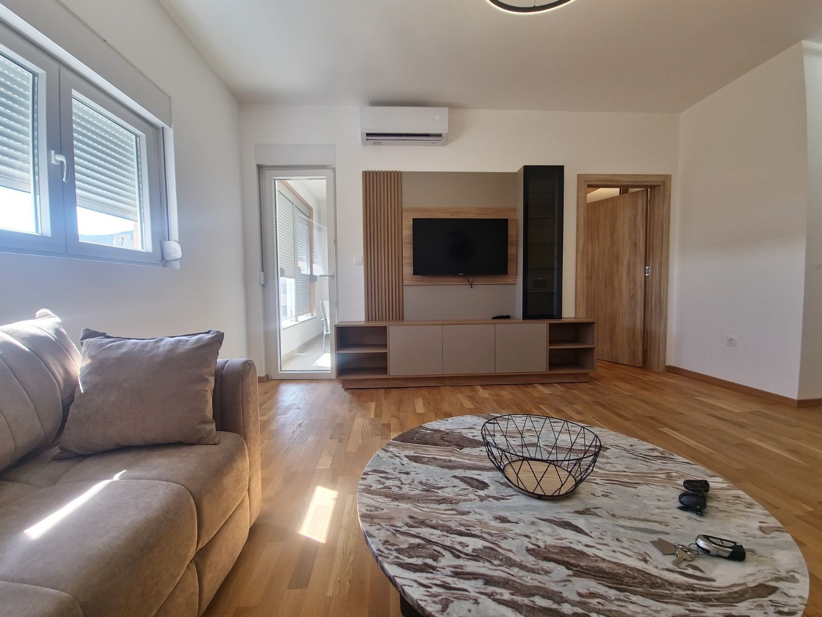 Izdavanje dvosobnog stana 58 m² sa pogledom na more i garažom – Bečići - Amfora Real Estate