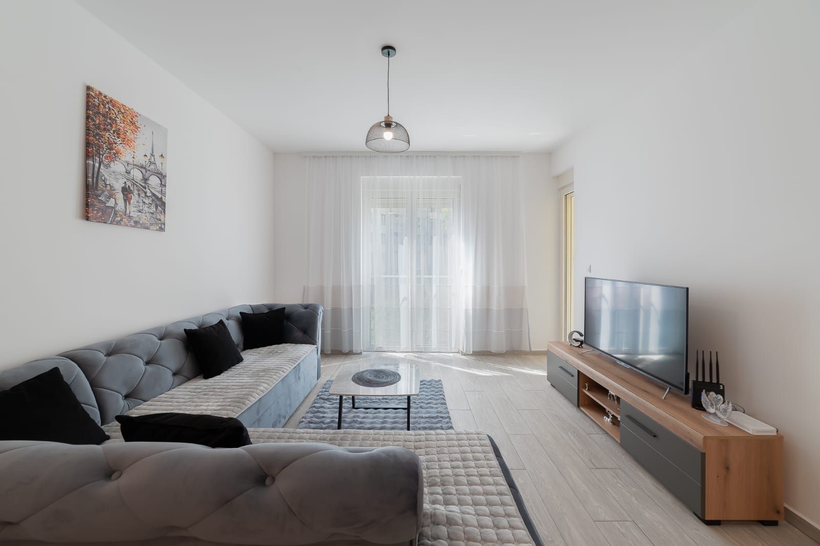 Izdavanje jednosobnog namestenog stana u Becicima (Izdavanje na period od 15.09.2026 do 15.06.2027,racuni ukljuceni u cenu) - Amfora Real Estate