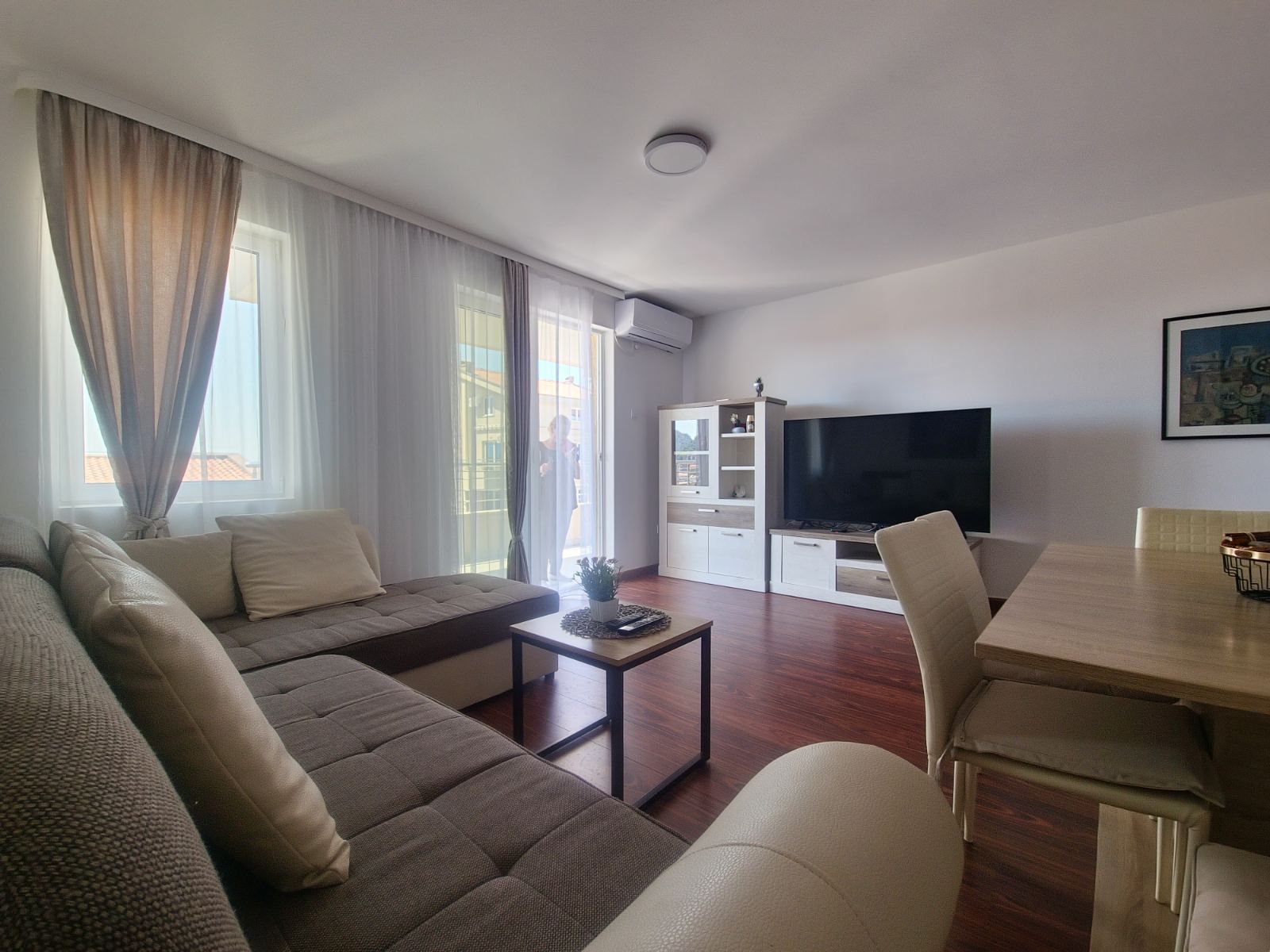 Dvosoban stan 93m² sa pogledom na more, Petrovac  (Izdavanje na period od 05.09.2026 do 01.06.2027) - Amfora Real Estate