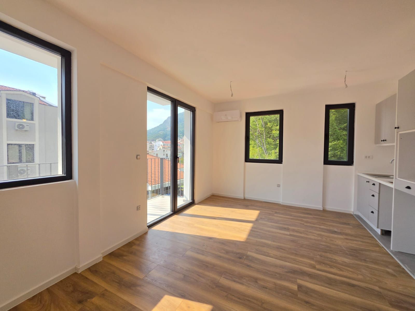 Prodaja jednosobnog stana (36m² + 2 terase) u novom kompleksu sa bazenom – Podkošljun, Budva - Amfora Real Estate