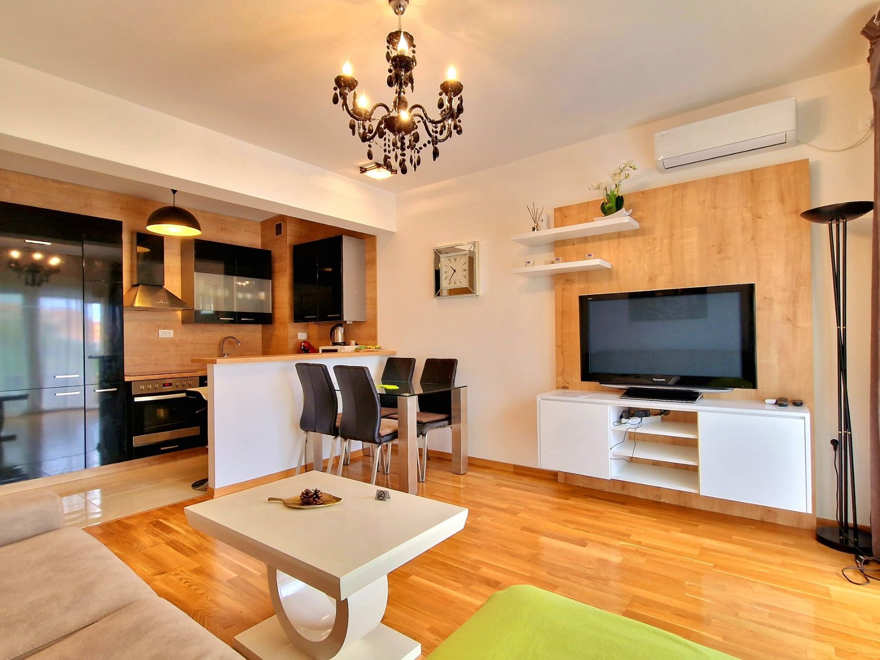 Jednosoban stan sa pogledom na more i garaznim mestom u kompleksu sa bazenom (IZDAVANJE NA PERIOD OD 01.10 2026 do 31 .05 2027 ) - Amfora Real Estate