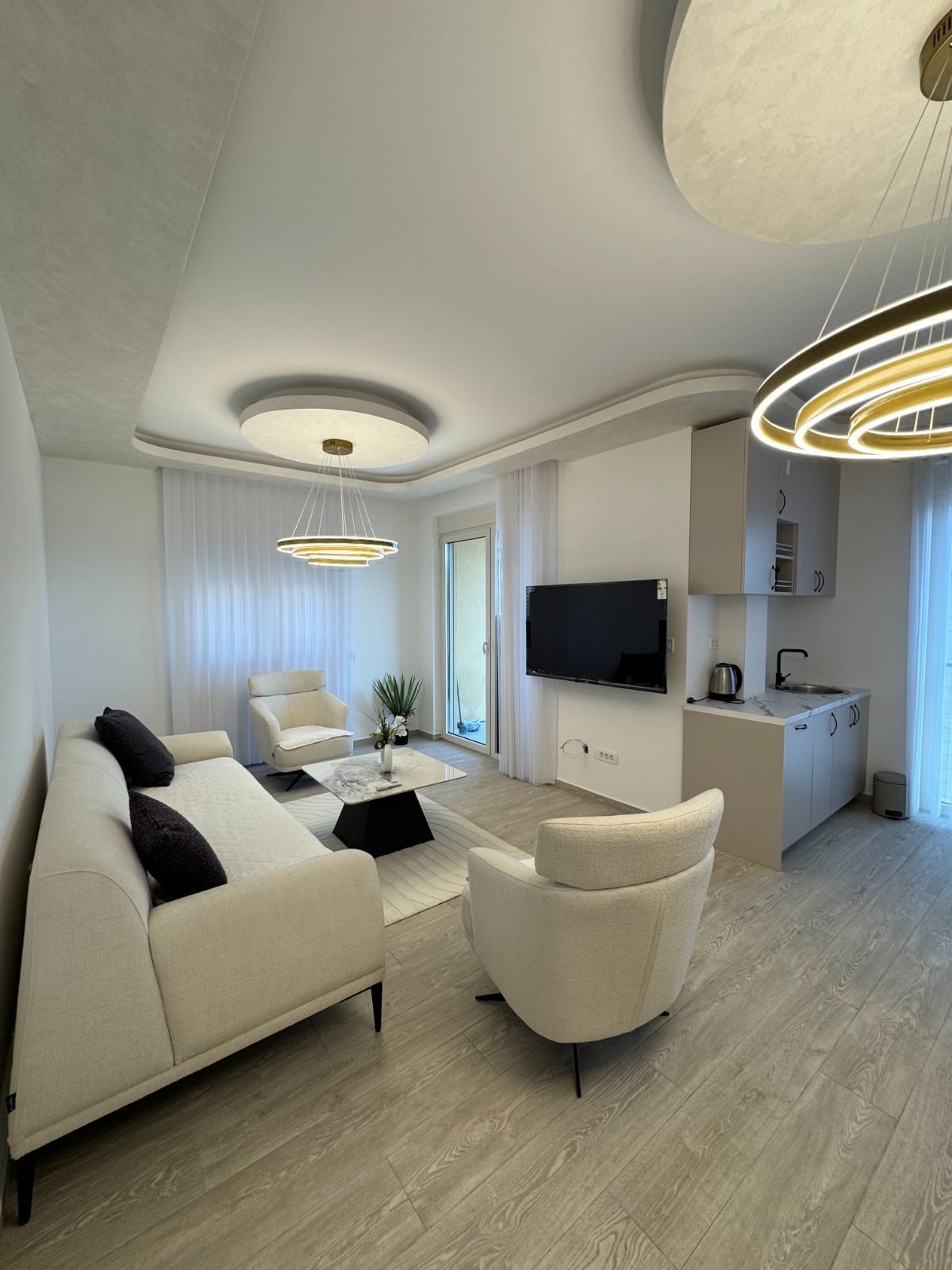 Nov luksuzno opremljen dvosoban stan sa pogledom na more i garaznim mestom– 75 m², Bečići (IZDAVANJE NA DUZI PERIOD,DOSTUPAN OD 01.09.2026) - Amfora Real Estate