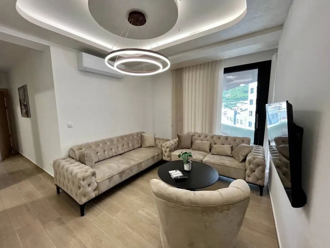 Luksuzni Studio Apartman (57m²) sa Pogledom na More i garaznim mestom na Prvoj Liniji Mora u Rafailovićima (izdavanje na duzi period,dostupan od 01.09.2026) - Amfora Real Estate