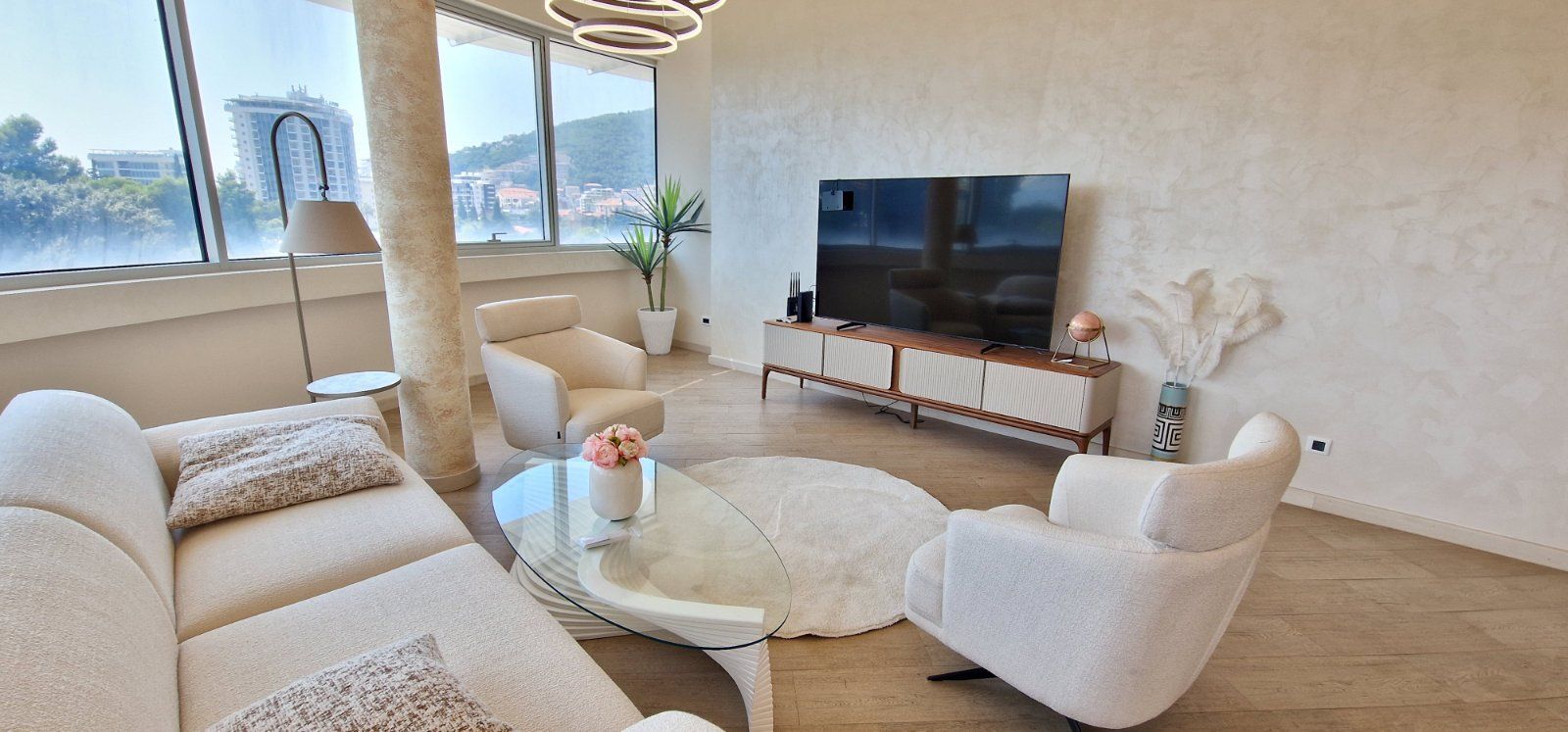 Luksuzan dvosoban stan 112 m² sa 3 garažna mesta – centar Budve (dugoročni najam,dostupno od 01.09.2026) - Amfora Real Estate