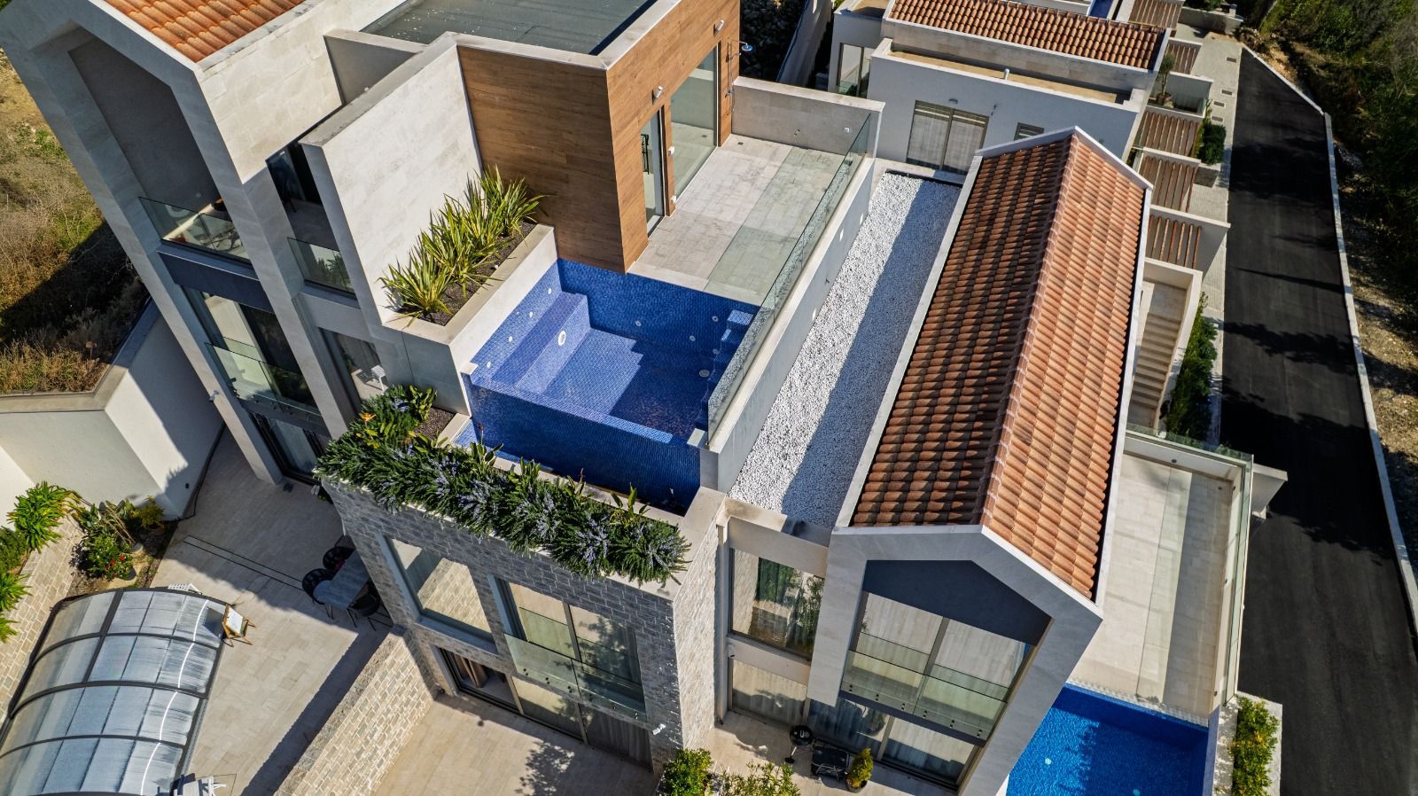 Luksuzna townhouse vila u novom kompleksu u Tivtu, Donja Lastva, sa pogledom na more, privatnim bazenom i podzemnom garažom - Amfora Real Estate
