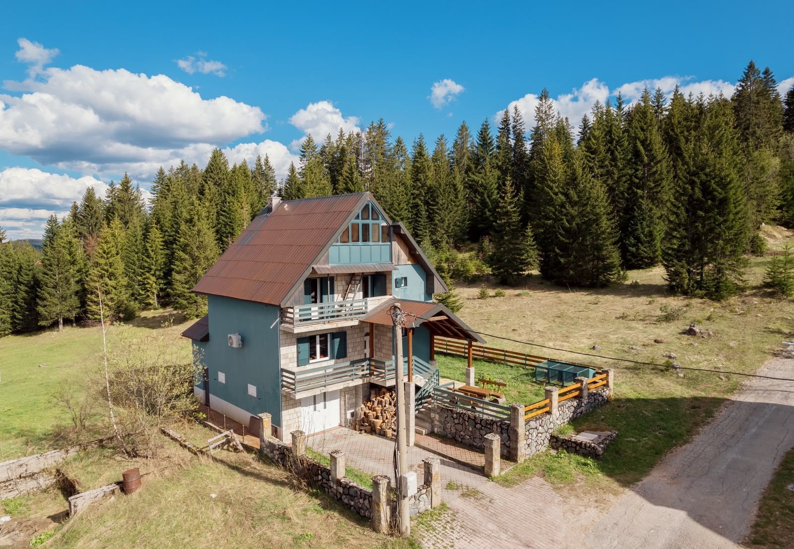 Prodaja trospratne kuće 200 m² na placu 300 m² – centar Žabljaka - Amfora Real Estate