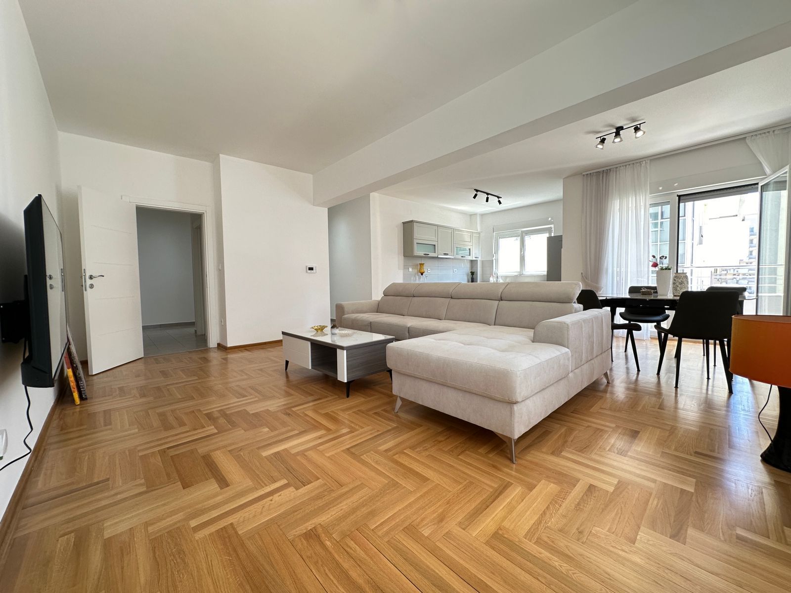 Prostran četvorosoban stan 129 m² sa garažnim mestom – Budva (izdavanje na duzi period) - Amfora Real Estate