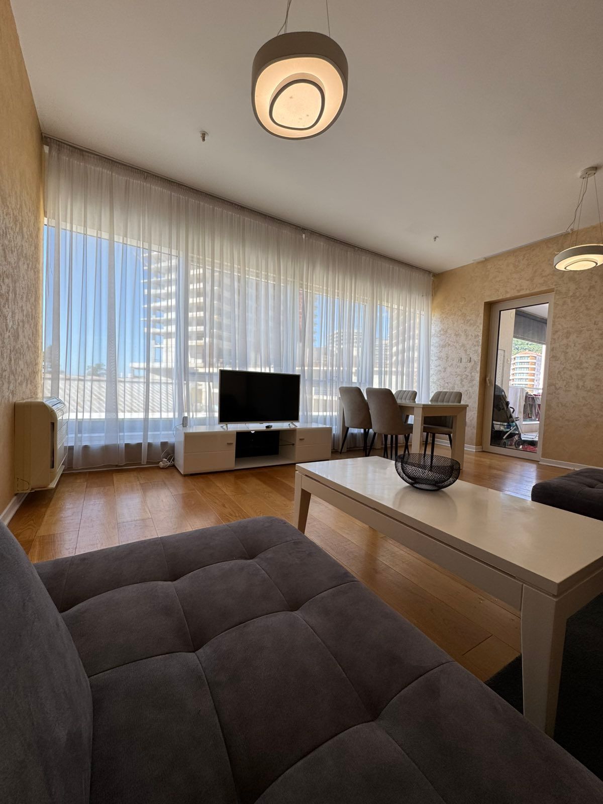 Izdavanje dvosobnog stana na prvoj liniji mora – Tre Canne, Budva (izdavanje na period od 01.10.2026 do 01.06.2027) - Amfora Real Estate