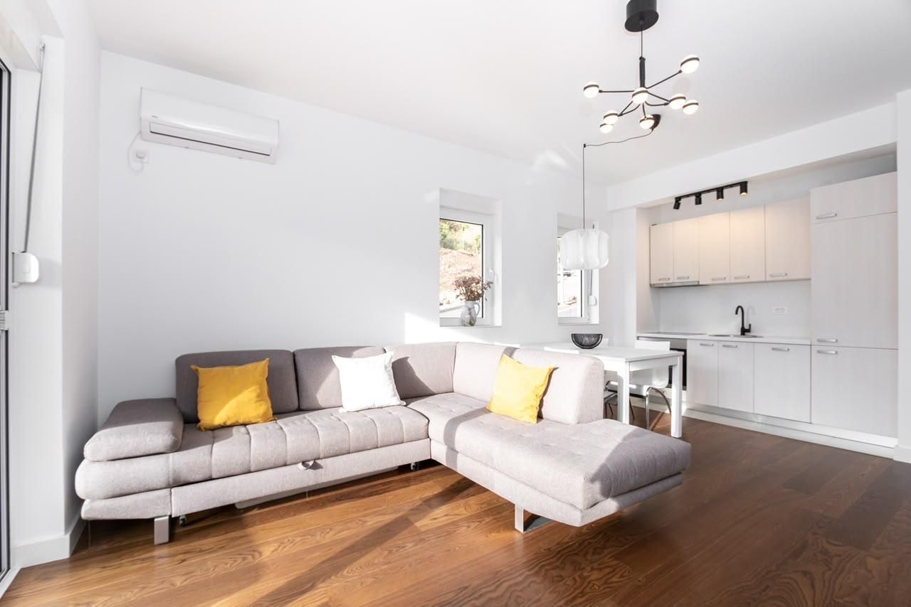 Namešten jednosoban stan 65 m² sa garažnim mestom – Pržno, Budva | Dugoročni najam,dostupan od 02.09.2026 - Amfora Real Estate