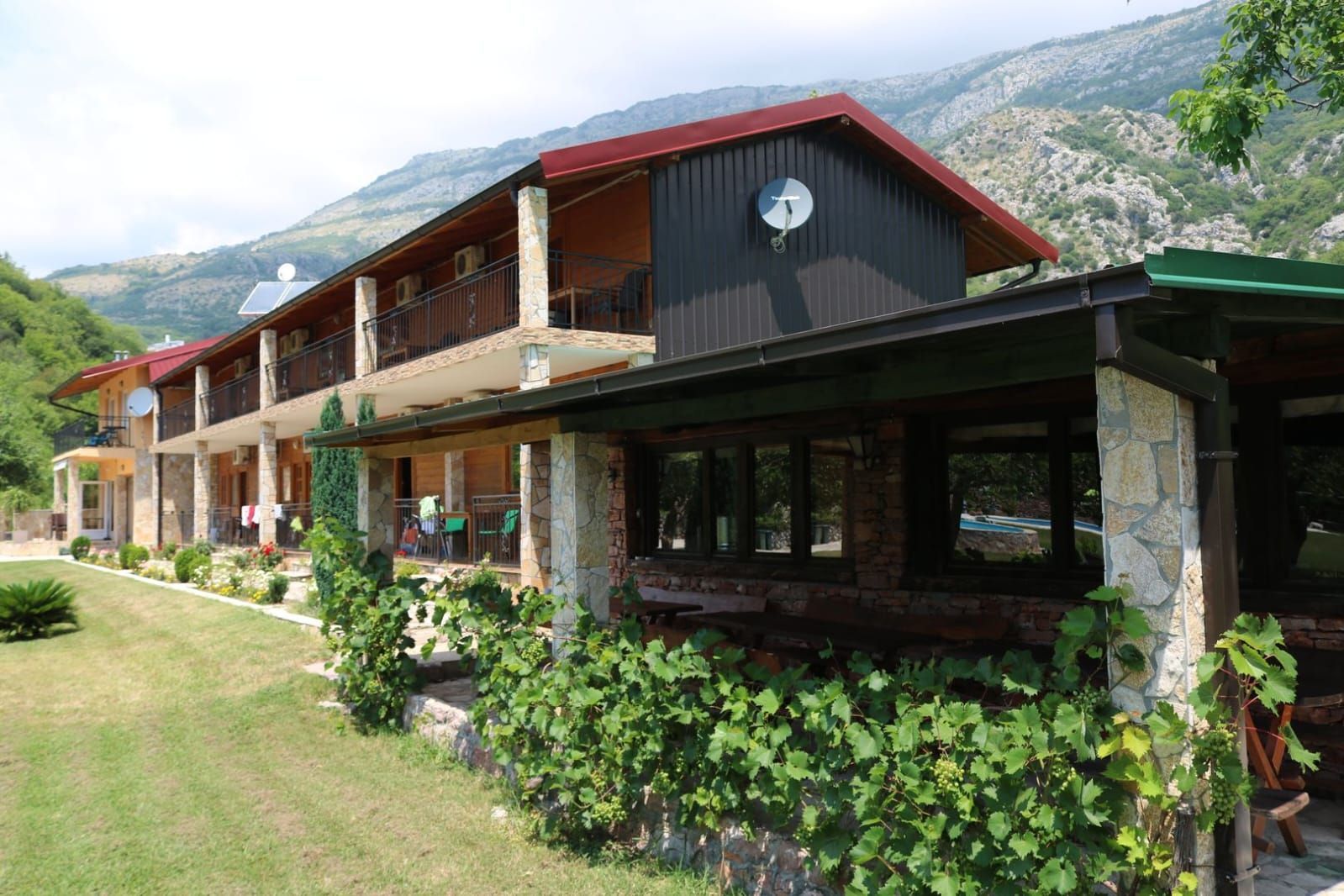 Prodaja mini hotela 767 m² sa bazenima, restoranom i placem 2.842 m² – Buljarica, Budva - Amfora Real Estate