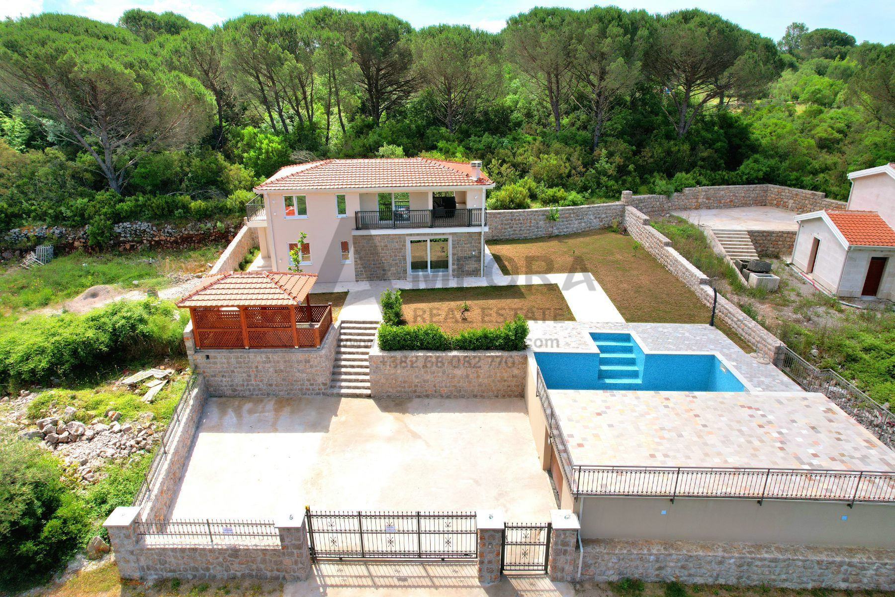 Ekskluzivna vila sa bazenom -Zagora,opština Kotor (IZDAVANJE NA PERIOD DO 01.05.2027) - Amfora Real Estate