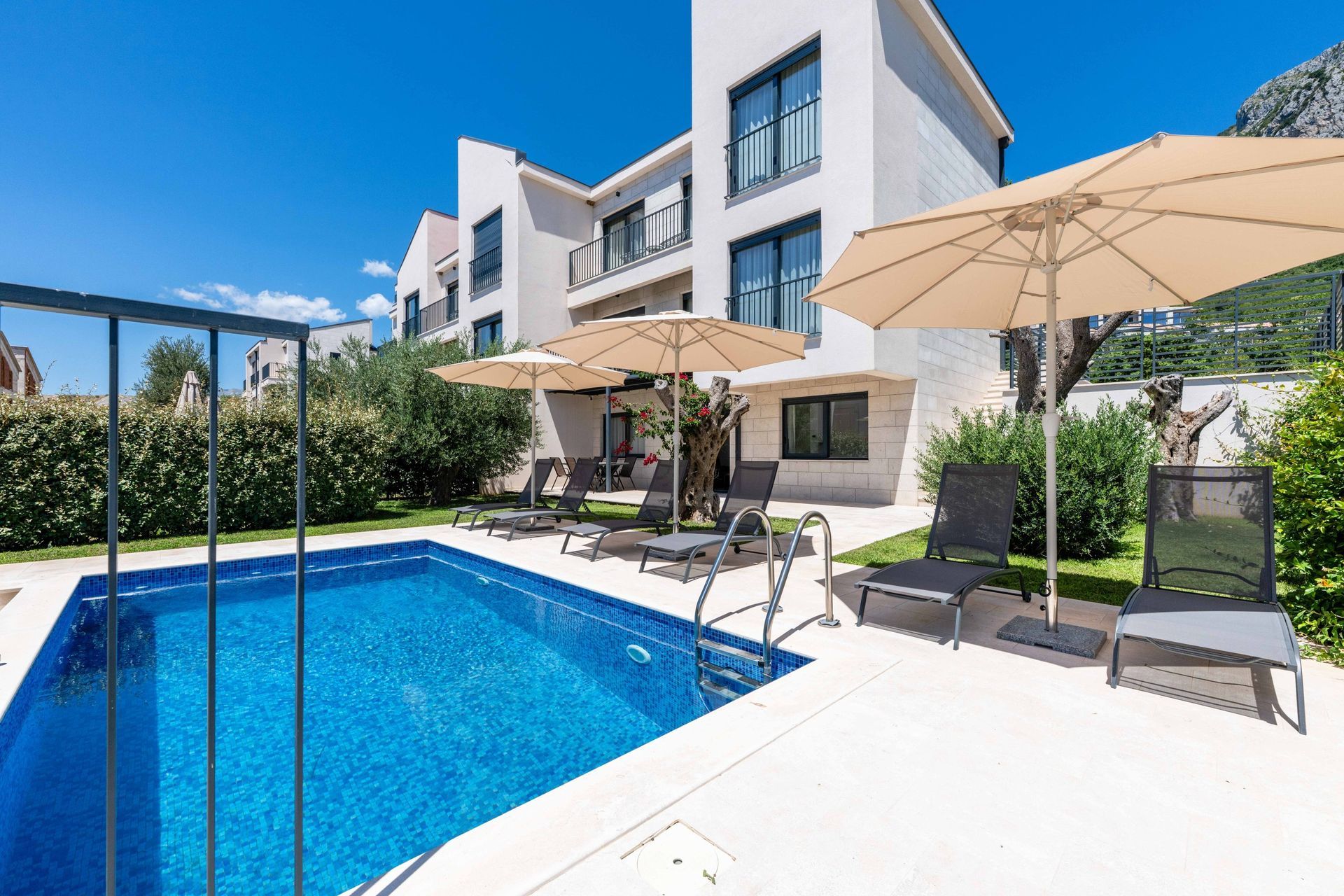 LUKSUZNA VILA SA PRIVATNIM BAZENOM I PANORAMSKIM POGLEDOM NA MORE – REŽEVIĆI, BUDVA (Izdavanje na period od 01.10.2026 do 01.05.2027) - Amfora Real Estate
