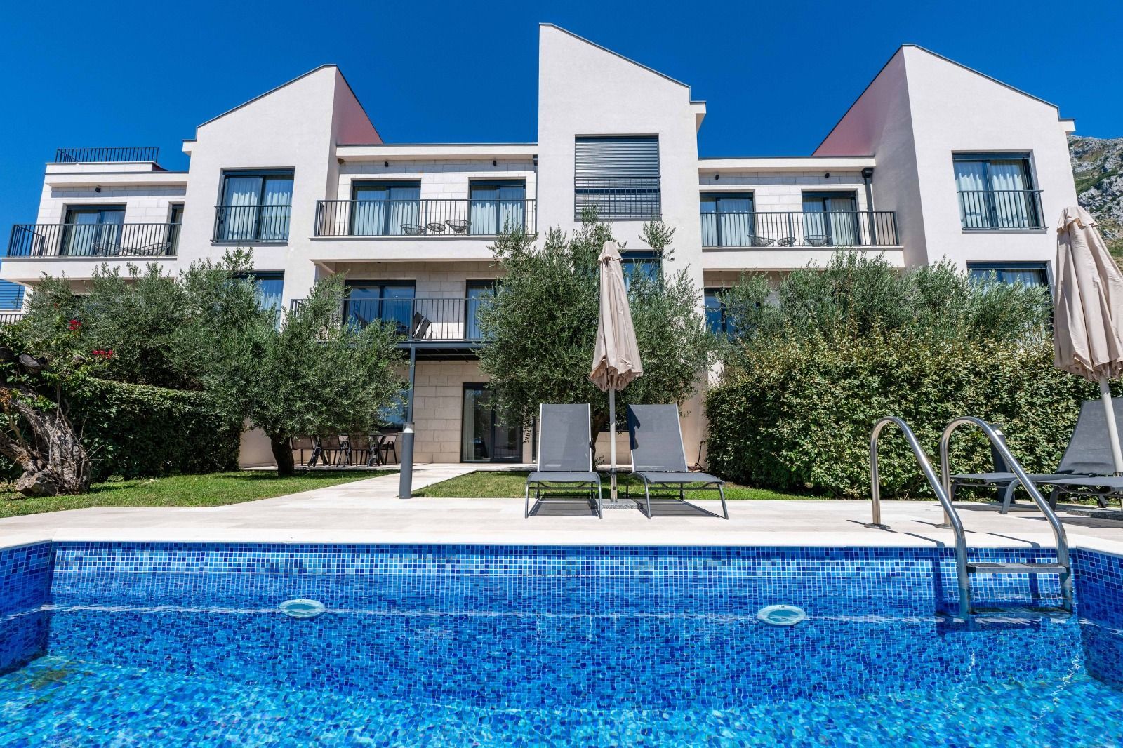 LUKSUZNA VILA SA PRIVATNIM BAZENOM I PANORAMSKIM POGLEDOM NA MORE – REŽEVIĆI, BUDVA (Izdavanje na period od 01.10.2026 do 01.05.2027) - Amfora Real Estate