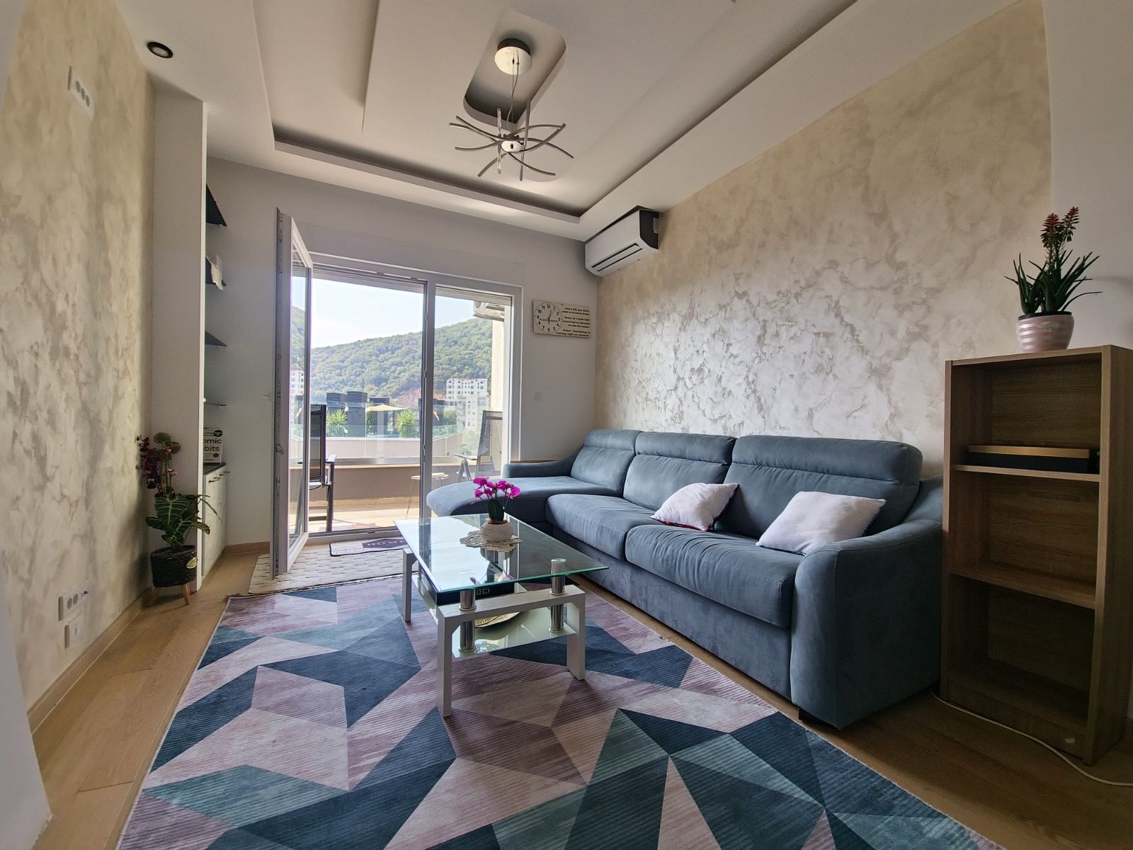 IZDAVANJE JEDNOSOBNOG  STANA 44 M² SA POGLEDOM NA MORE I GARAŽNIM MESTOM U KOMPLEKSU THE OLD BAKERY – BUDVA (NA PERIOD OD 01.10.2026 DO 01.06.2027) - Amfora Real Estate