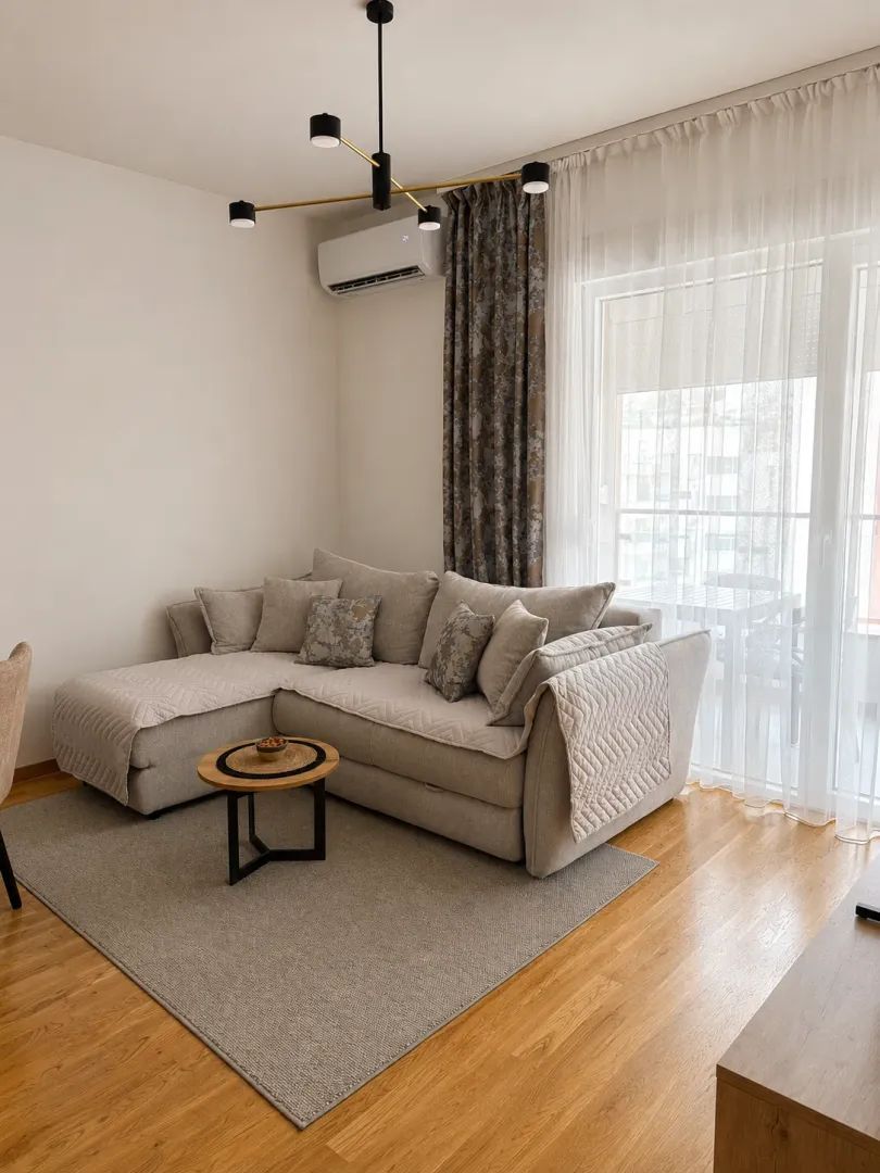 Nov opremljen jednosoban stan sa garaznim mestom u Becicima (Izdavanje na duzi period)) - Amfora Real Estate