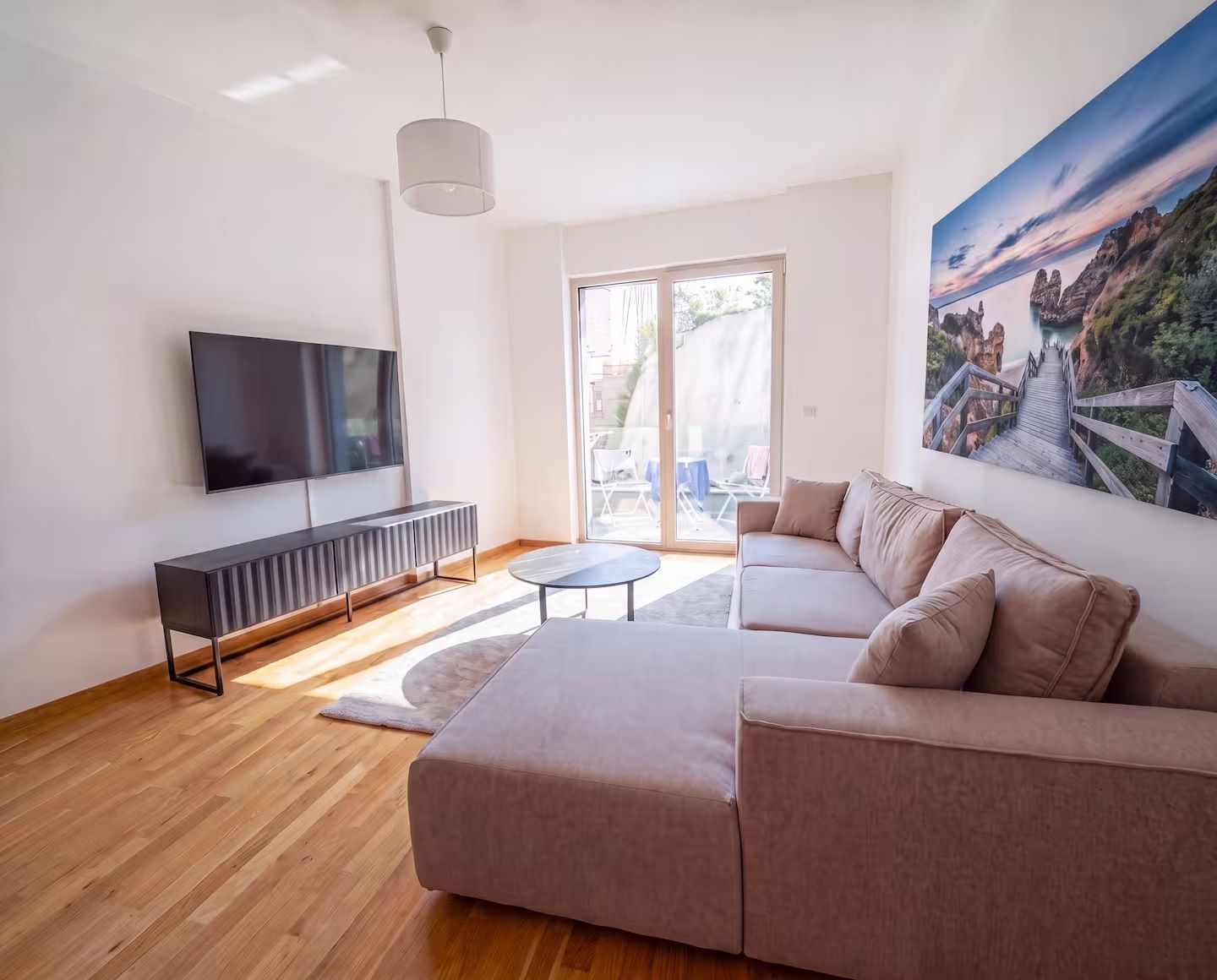 Moderno opremljen dvosoban stan u Becicima (Izdavanje na period do 01.06.2027) - Amfora Real Estate