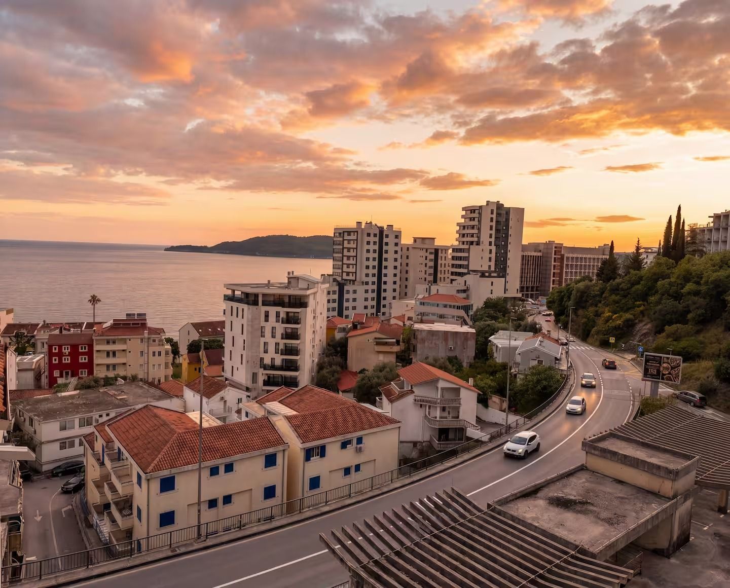 Izdavanje jednosobnog stana sa pogledom na more i grad – Rafailovići (NA PERIOD DO 01.O06.2027) - Amfora Real Estate