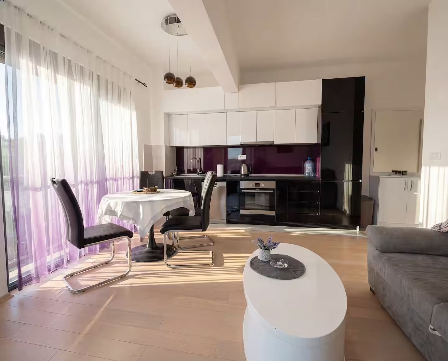 Izdavanje dvosobnog stana sa pogledom na more – Bečići (na period do 01.06.2027) - Amfora Real Estate