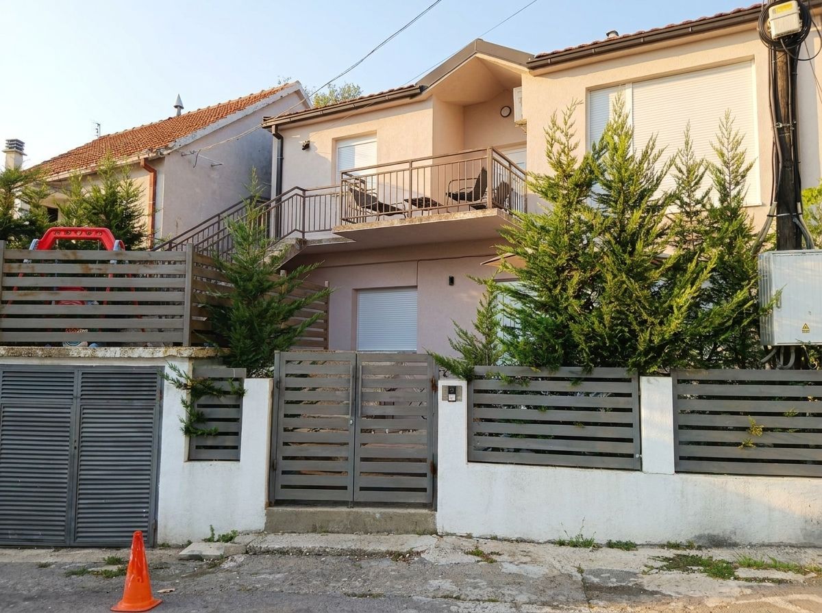 Prodaja kuće 149 m² sa garažom i zemljištem 269 m² – Crna Greda, Cetinje - Amfora Real Estate