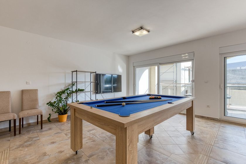 Izdavanje prostranog dvosobnog stana 120 m² sa privatnim dvorištem i garažnim mjestom – Lazi, Budva (Pet-Friendly) NA DUZI PERIOD - Amfora Real Estate