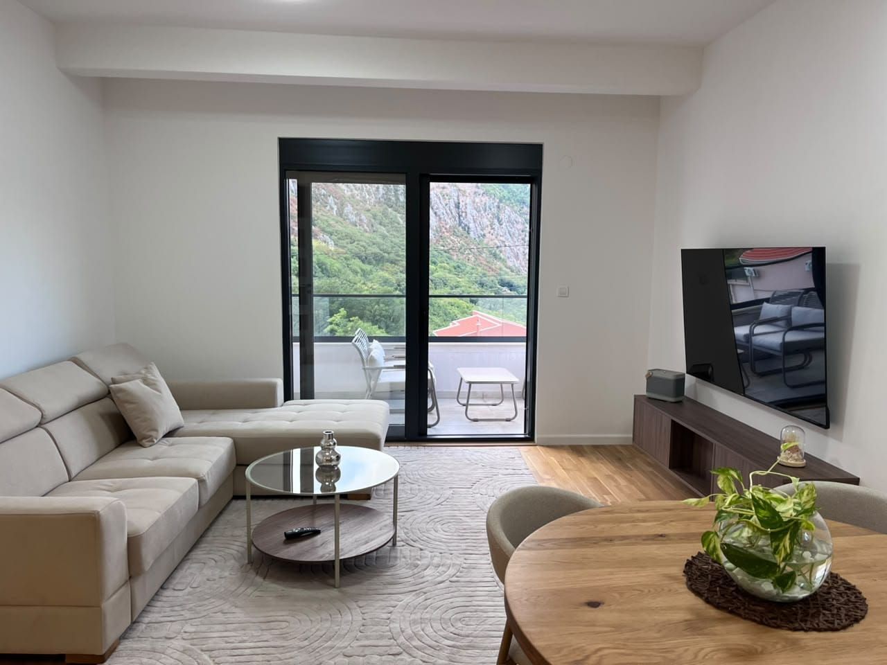 Izdavanje novog, kompletno opremljenog dvosobnog stana 72 m² sa pogledom na more – Škaljari, Kotor (na duzi period) - Amfora Real Estate