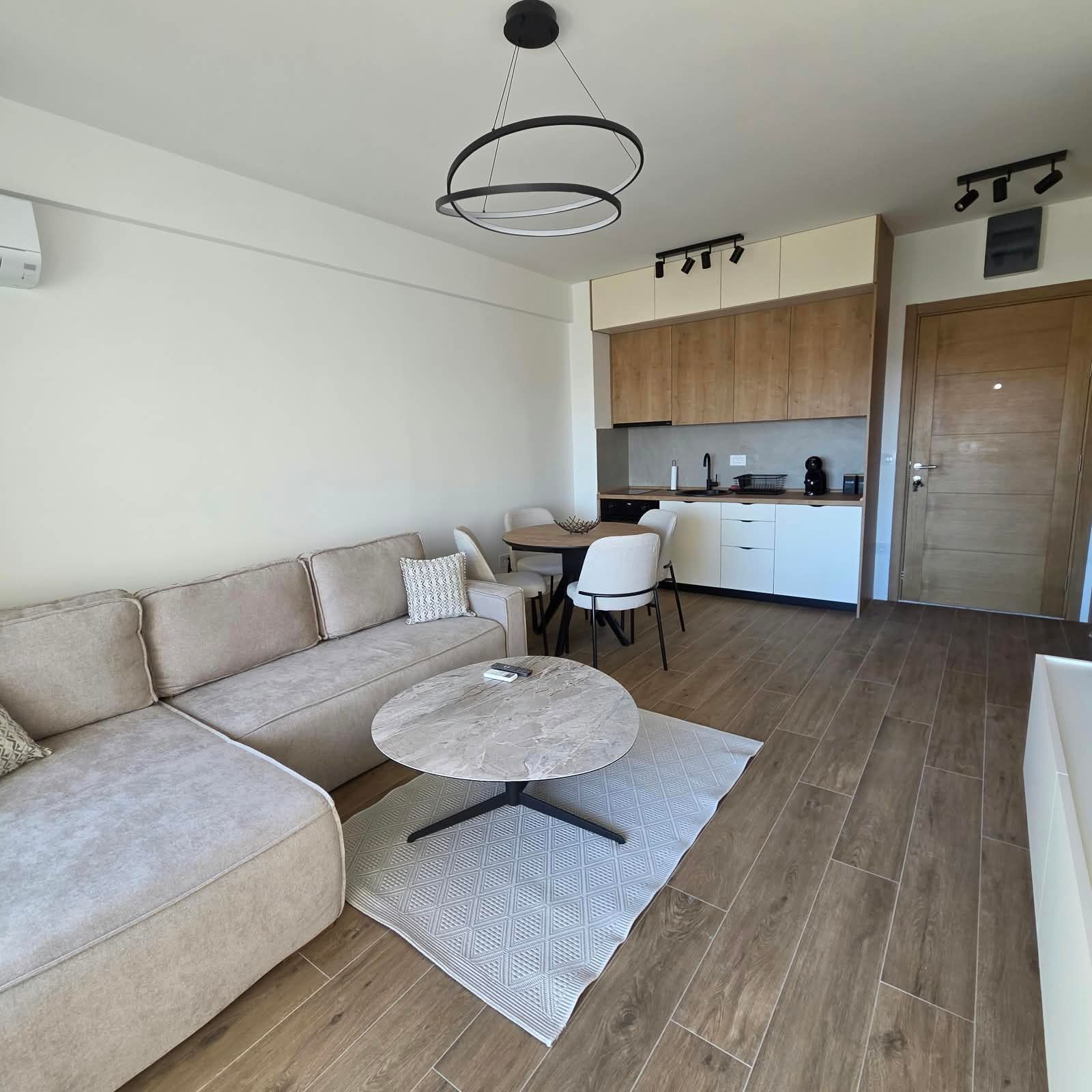 Izdavanje jednosobnog stana 43m² sa pogledom na more i garaznim mestom– Budva, Lazi (na period do 30.04.2027) - Amfora Real Estate