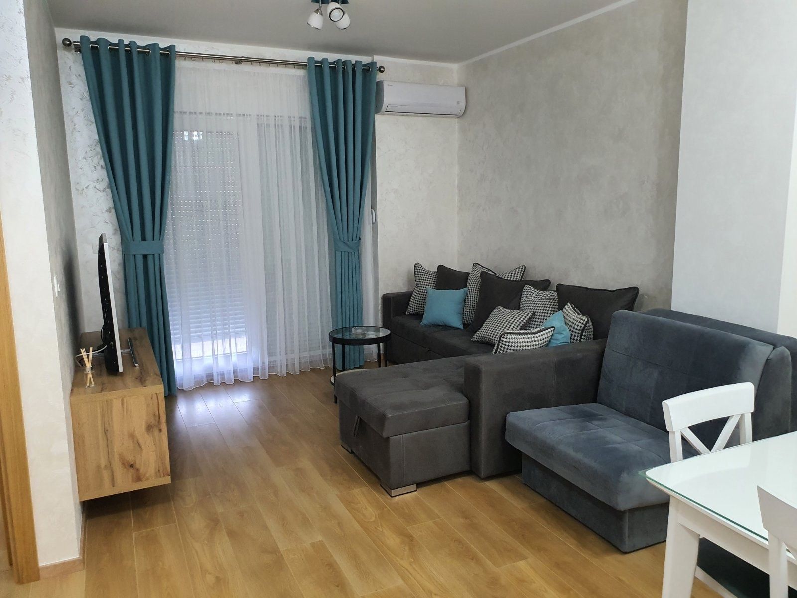 Moderno opremljen jednosoban stan 50m2 sa garaznim mestom, Budva-Rozino (Na period do 01.06.2027) - Amfora Real Estate