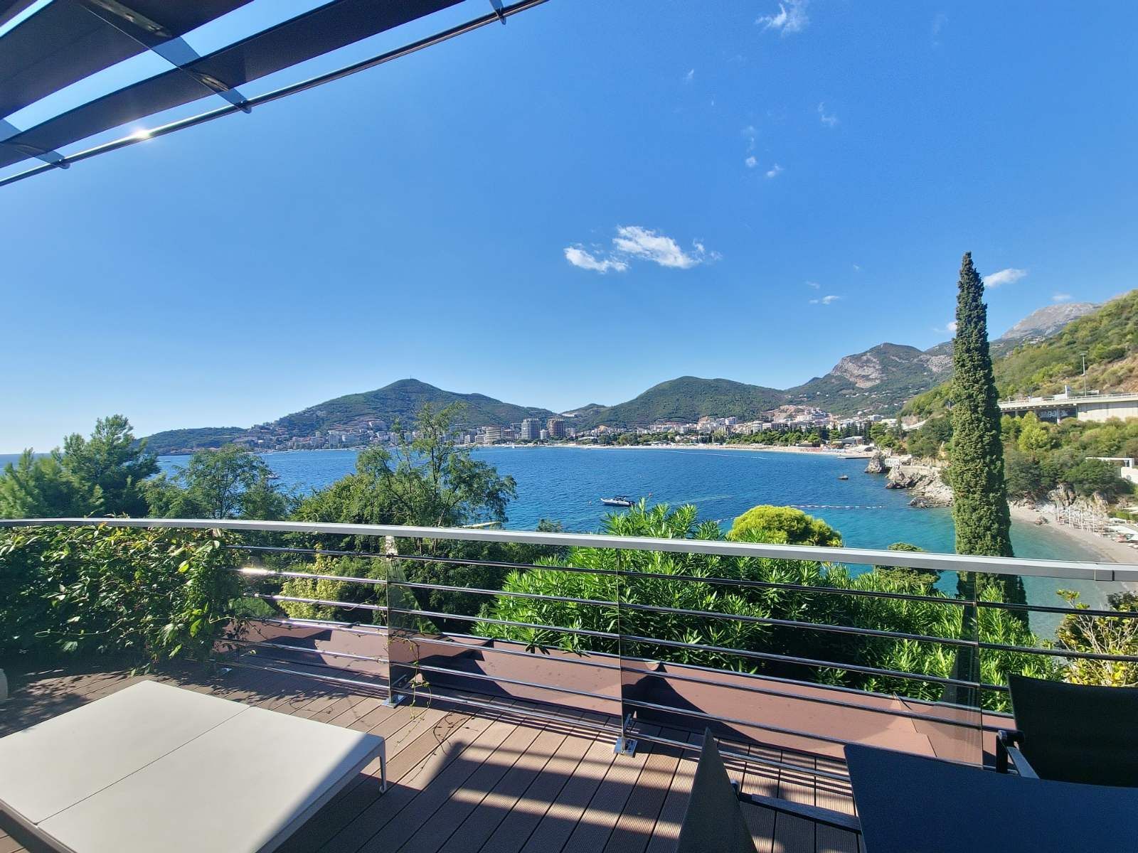 Izdavanje luksuznog trosobnog stana sa panoramskim pogledom na more – Dukley Gardens, Budva (Izdavanje na period do 01.06.2027) - Amfora Real Estate