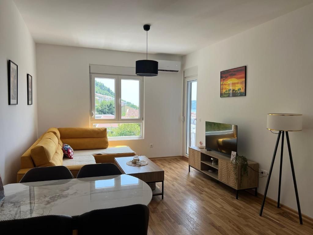 Prodaja novog opremljenog jednosobnog stana 44m2 sa garažnim mestom i pogledom na more i grad – Lazi, Budva - Amfora Real Estate